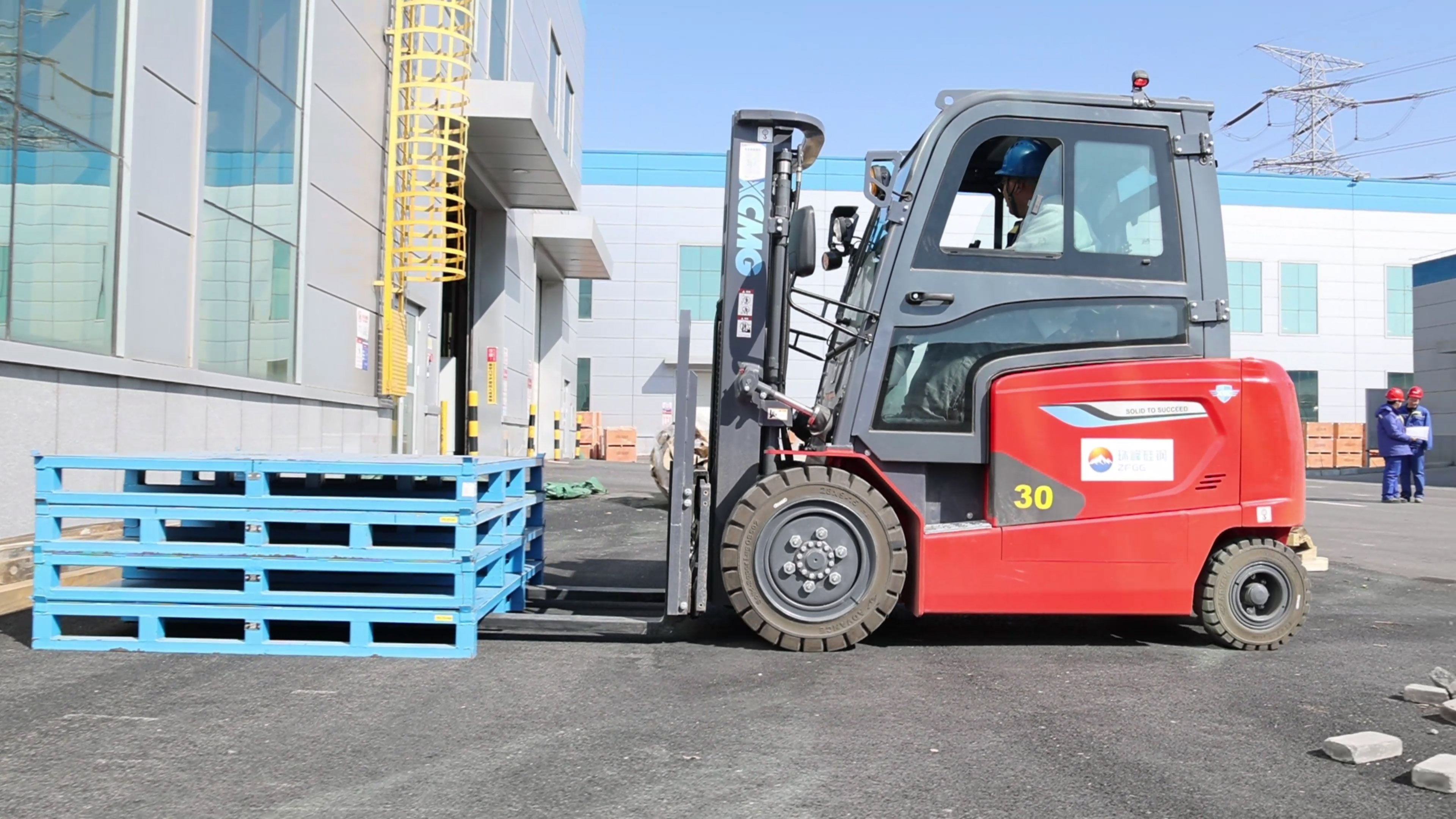 小巧精悍，华体会·官方版网站登录入口鲲鹏系列电动平衡重叉车制造业大展身手