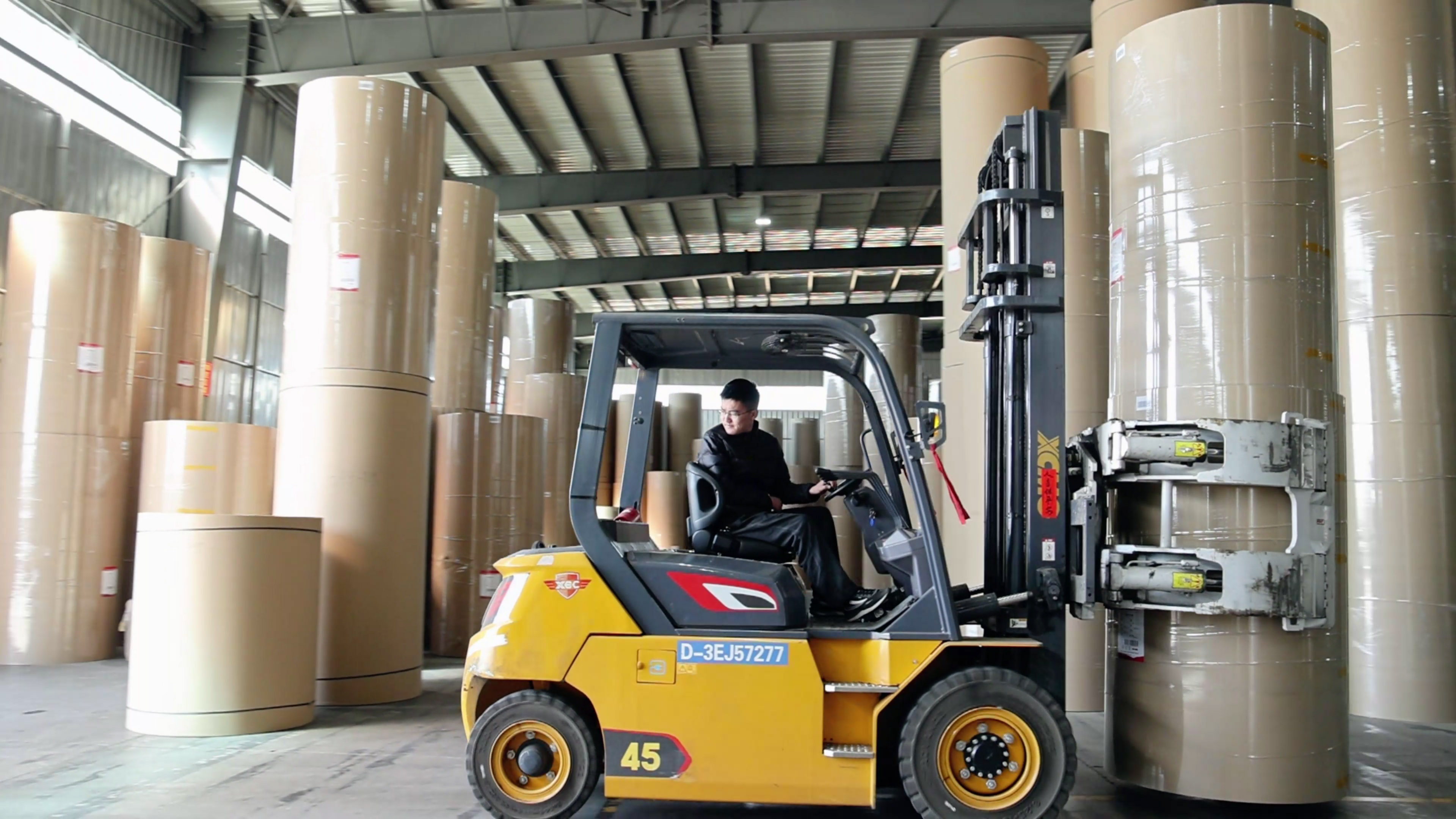 纸卷厂搬运利器，华体会·官方版网站登录入口孔雀系列高压重载电动叉车