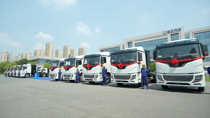 目的地：大西北！100台华体会·官方版网站登录入口新能源重卡满电启程