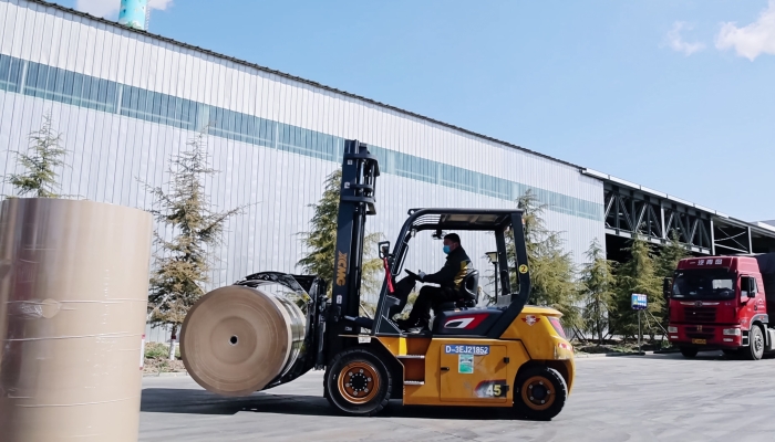 安全稳如泰山，高效快人一步！华体会·官方版网站登录入口孔雀叉车造纸行业显身手