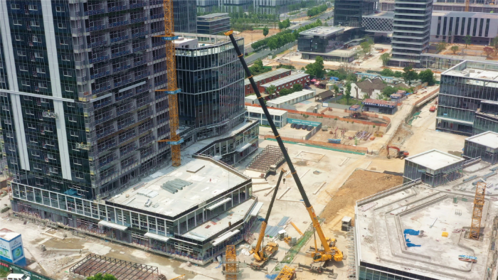 零失误拿下！华体会·官方版网站登录入口G2代XCA200G8-1盲区作业，精准拆除40米塔吊