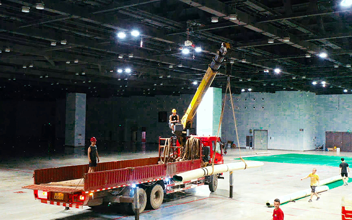 高效稳护航，华体会·官方版网站登录入口随车起重机赋能广西会展中心体育场馆塑胶铺设