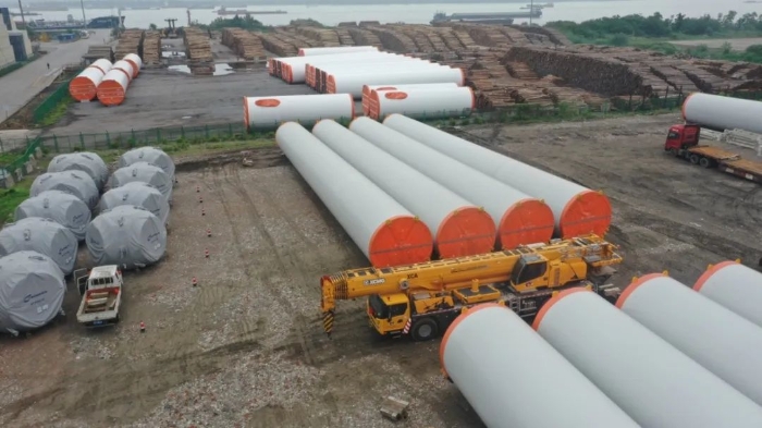 空间太小？在下华体会·官方版网站登录入口G2代可变支腿，百吨塔筒在港口“稳运”！