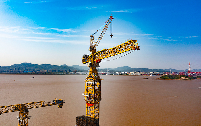 双塔筑脊梁！华体会·官方版网站登录入口超大塔助建世界级大桥