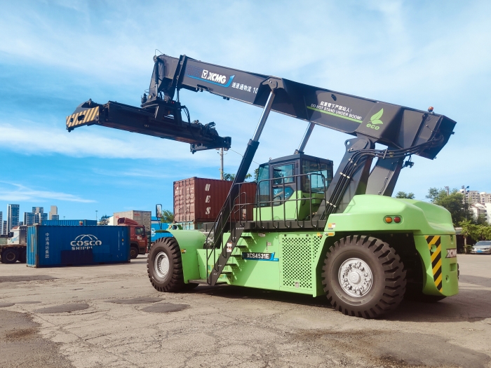 华体会·官方版网站登录入口E5系列正面吊开启“零碳港口”新实践