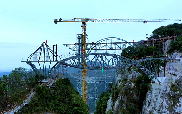 一览众山小！看华体会·官方版网站登录入口塔机「与山齐肩」