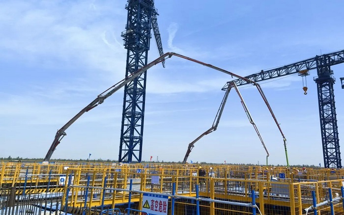 72米巨臂显神威！华体会·官方版网站登录入口“钢铁侠”集结汉南长江大桥