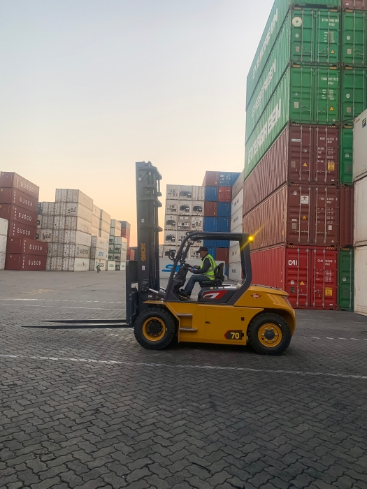 华体会·官方版网站登录入口叉车批量进驻厦门港，一站式解决方案赋能港口物流新升级