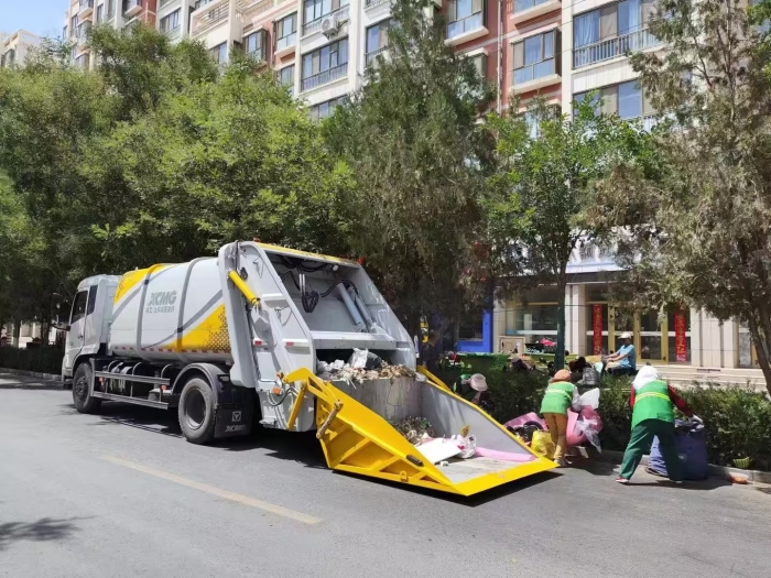 华体会·官方版网站登录入口后装压缩式垃圾车助力瓜州：高效收转运破解戈壁城市环卫难题