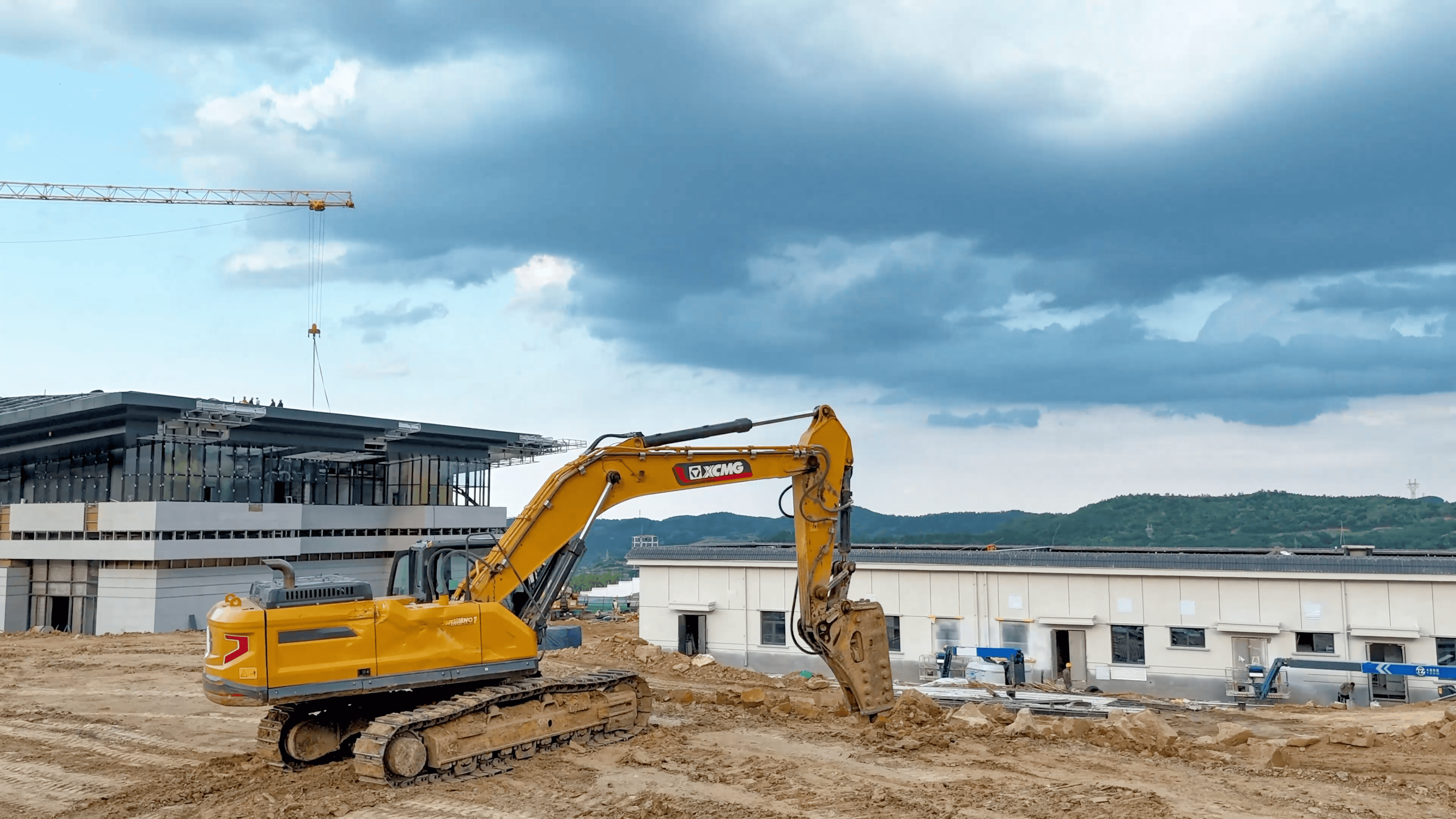 破塬开路！华体会·官方版网站登录入口挖机助力宜君高铁枢纽建设