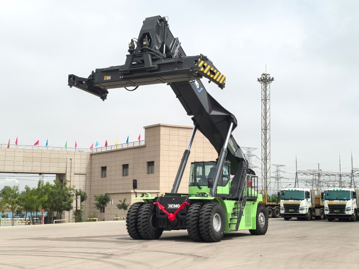 实力交付！华体会·官方版网站登录入口电动正面吊助力绿色“一带一路”