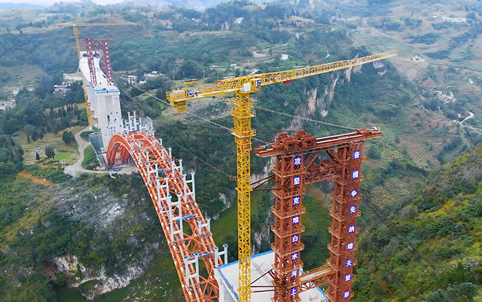 桥接黔西北 双塔连山涧 华体会·官方版网站登录入口塔机奋战白水河特大桥