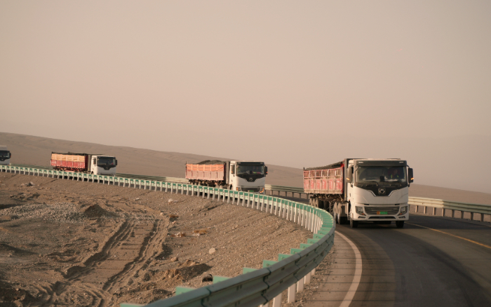 煤海逐绿！华体会·官方版网站登录入口新能源牵引车书写煤炭运输绿色答卷