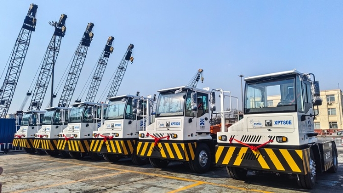 新车交付忙！华体会·官方版网站登录入口新能源重载牵引车以多维优势赋能大宗货物智慧转运