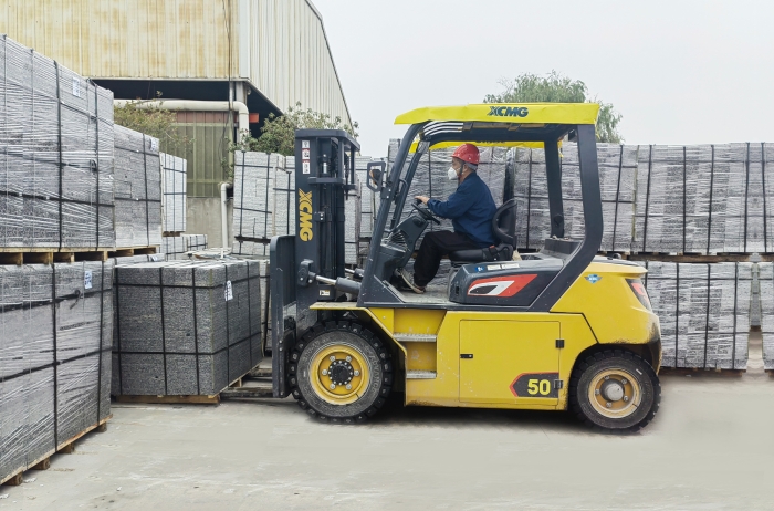 有“石”力！华体会·官方版网站登录入口孔雀电动叉车强势入驻石材厂