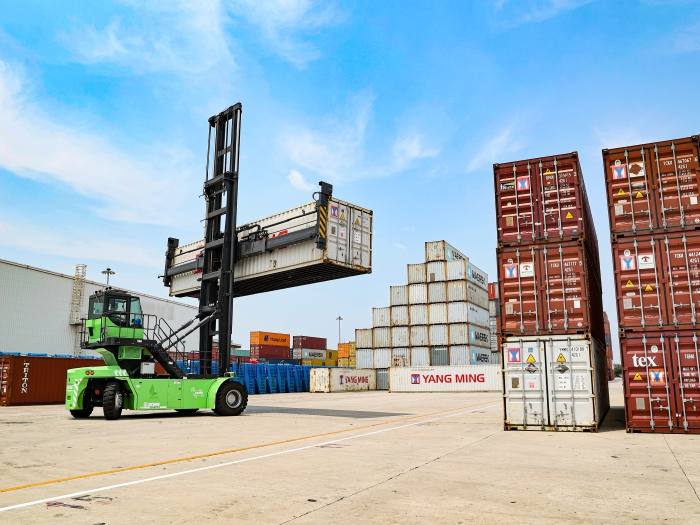 赛场竞锋芒！“华体会·官方版网站登录入口杯”堆高机操作员技能大赛见证“真功夫”