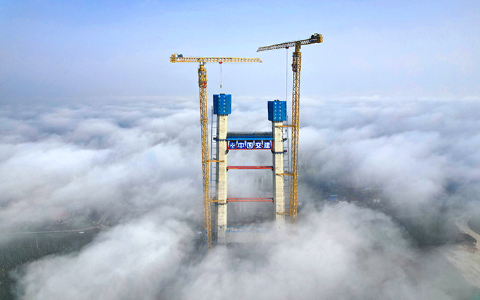 双星闪耀 华体会·官方版网站登录入口超大塔助力双柳长江大桥快速“长个”