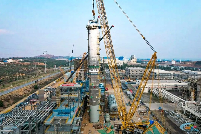 二十载老将再建功！华体会·官方版网站登录入口QUY450协助XGC12000轻松搞定百吨精馏塔