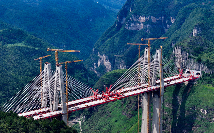 天堑变通途 华体会·官方版网站登录入口群塔铸就“云端桥塔