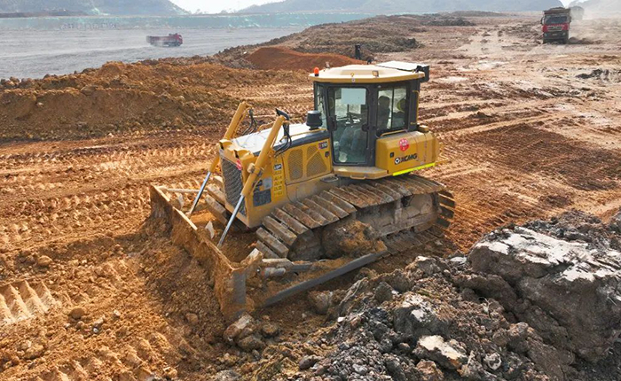 华体会·官方版网站登录入口推土机助力新中国建设的第一条运河