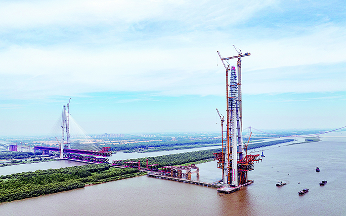 再显神威 华体会·官方版网站登录入口超大塔助力马鞍山长江公铁大桥最高主塔封顶