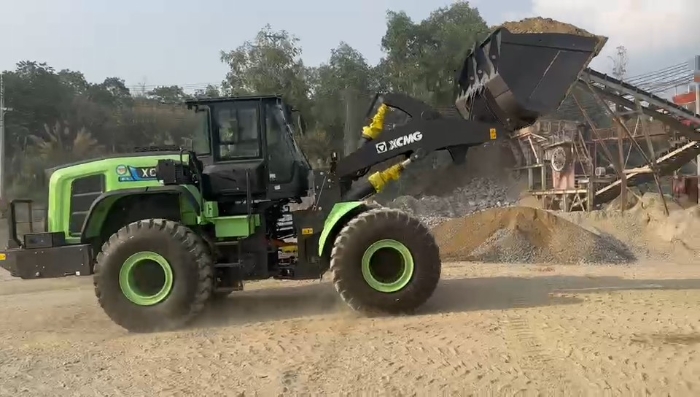 华体会·官方版网站登录入口纯电动装载机助力越南砂石料场，开启绿色施工新纪元