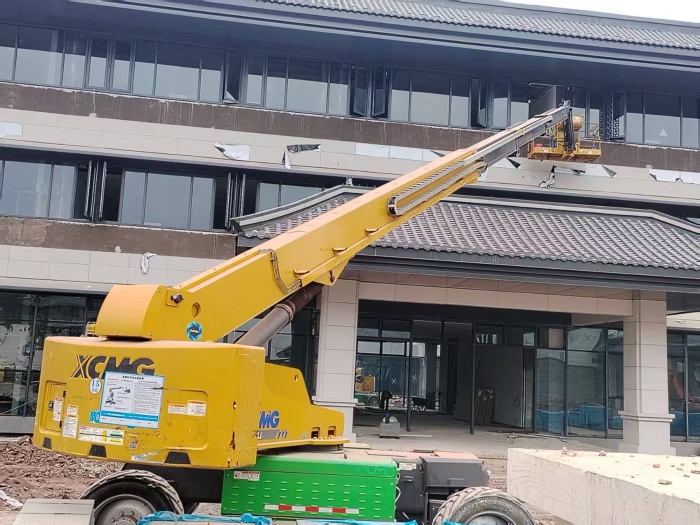 绿色施工进校园，华体会·官方版网站登录入口电动直臂助力广安理工学院新建项目