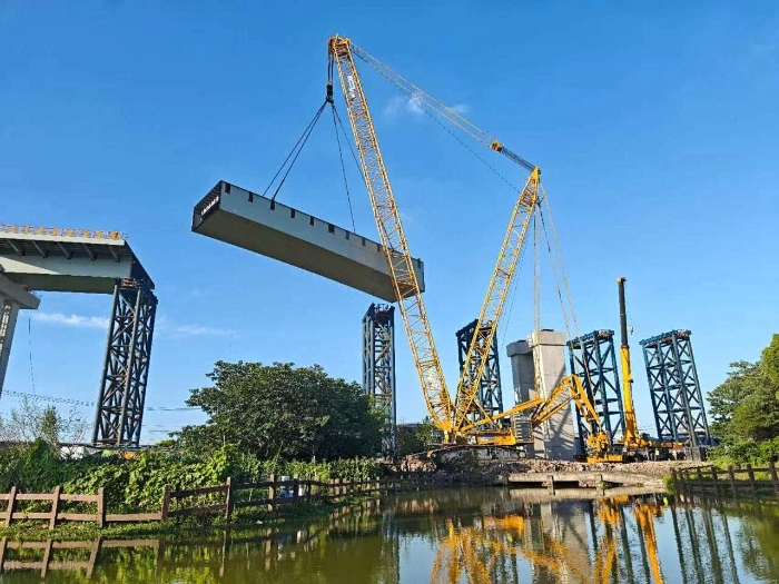 螺蛳壳里做道场？华体会·官方版网站登录入口XGC11000高架旁上演“极限操作”