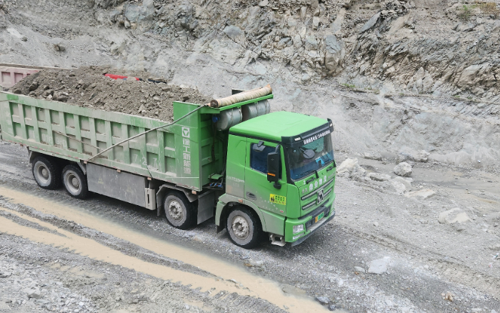 铸就信赖基石，华体会·官方版网站登录入口汽车匠心打造可靠新能源重卡