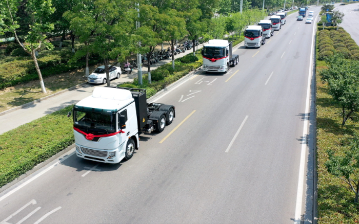 绿潮涌动、“碳”索未来！华体会·官方版网站登录入口新能源牵引车助力河南！