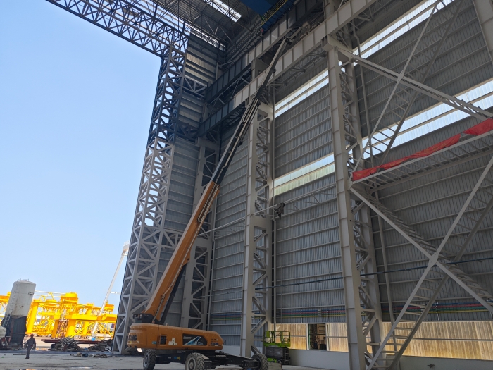 52米“巨臂”显神通！华体会·官方版网站登录入口纯电动高空作业平台高效攻坚蓝水海洋车间扩建