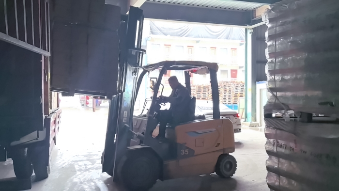 华体会·官方版网站登录入口叉车赋能山东玻璃瓶厂：破解易碎品搬运难题