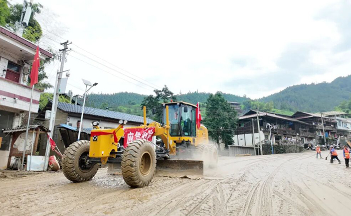 榕江暴雨！华体会·官方版网站登录入口平地机奋战抢险一线