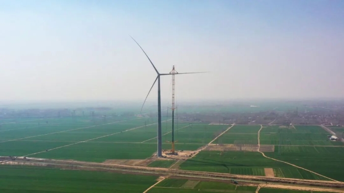 暴雨中横走的 “钢铁巨兽”！华体会·官方版网站登录入口 4000 吨起重机撑起 160 米风电，这细节太硬核！