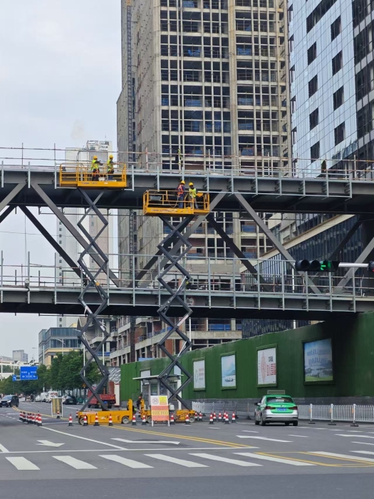 小巧身手大作为！华体会·官方版网站登录入口剪叉车助力市政桥梁焕新颜