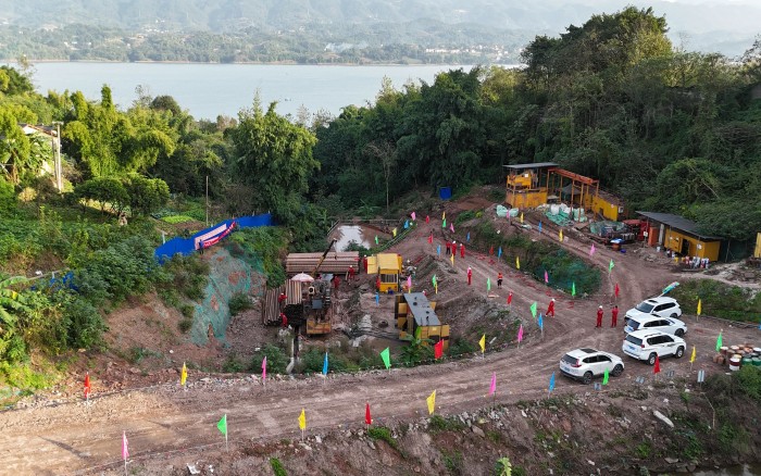 2640米，华体会·官方版网站登录入口定向钻双机对穿跨长江！