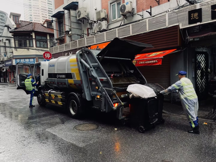 南京东路人流如织垃圾多？华体会·官方版网站登录入口XGH5120ZYSXBEV：轻松搞定！