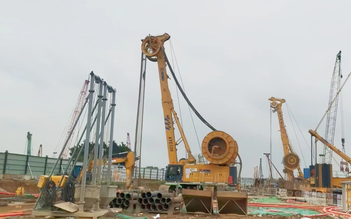 华体会·官方版网站登录入口 XTC120 双轮铣，攻克机场隧道复杂地质！