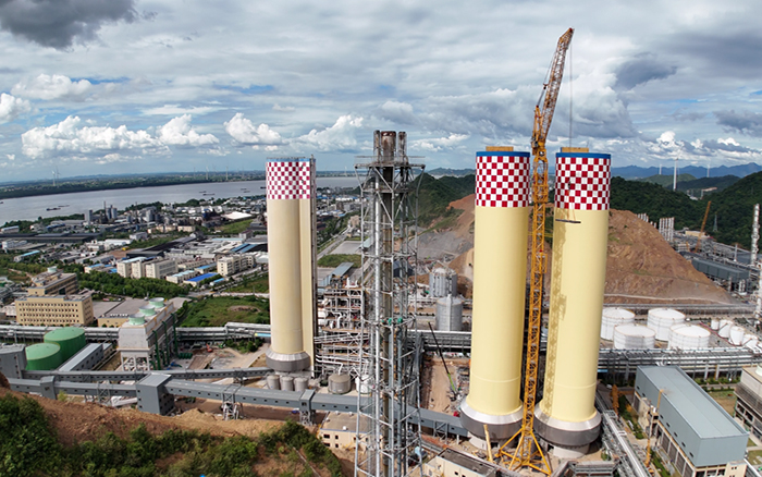 刷新纪录！华体会·官方版网站登录入口 XGL3300-220S动臂塔机化工吊装显神威