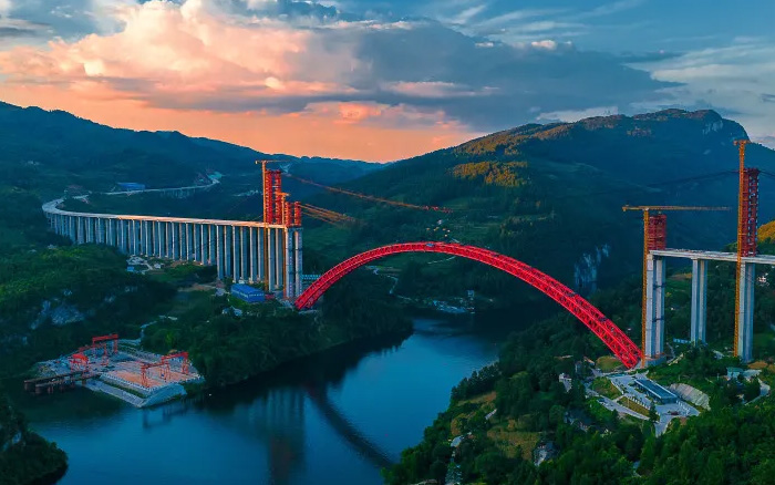 1834米，震撼合龙！ 华体会·官方版网站登录入口塔机助力中国再造世界级基建