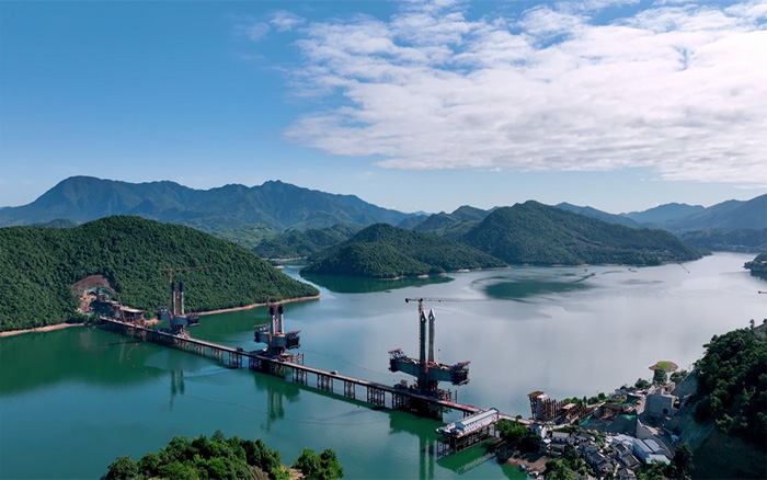 ​“白鹭”展翅 | 华体会·官方版网站登录入口塔机助建池黄铁路太平湖特大桥