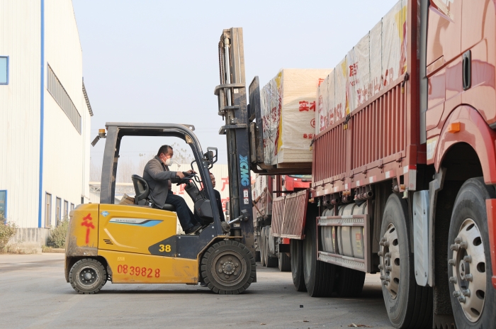 硬核实力赋能生产！华体会·官方版网站登录入口叉车批量进驻菏泽板材厂显身手