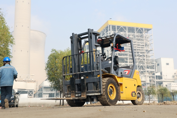 华体会·官方版网站登录入口叉车助力菏泽某电厂 高效搬运保障能源供应