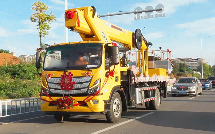 婚车新物种！华体会·官方版网站登录入口高空作业车见证“硬核浪漫”