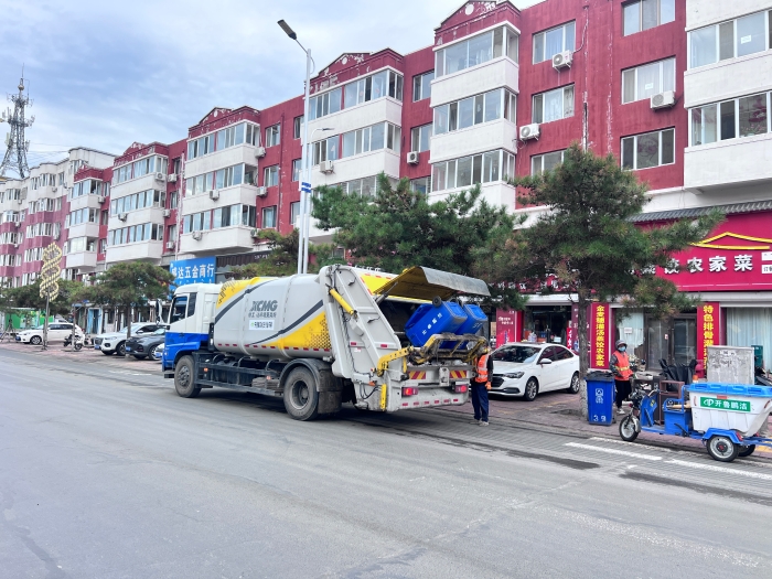 华体会·官方版网站登录入口18吨后装压缩式垃圾车在内蒙通辽市进行垃圾收转运作业