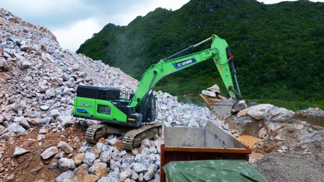 广西“石料大户”亲测：华体会·官方版网站登录入口XE380EV电挖，年省六七成！