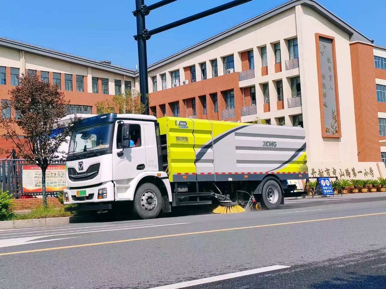 华体会·官方版网站登录入口洗扫车“硬核出击”，开封中山路焕新升级