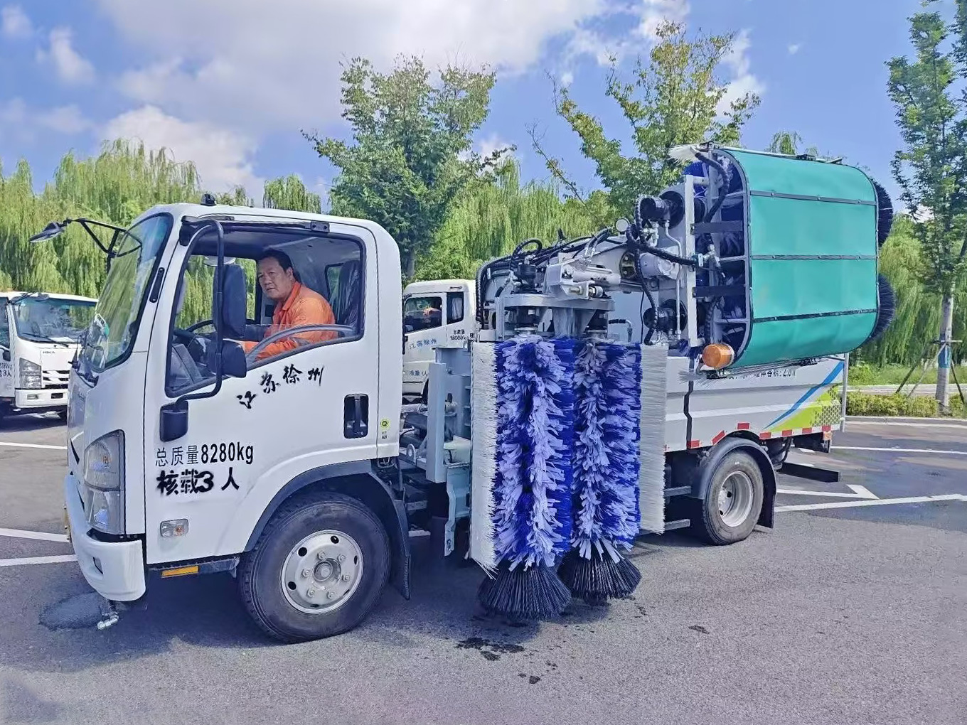 华体会·官方版网站登录入口护栏清洗车：智慧守护徐州经开区的“城市美学”