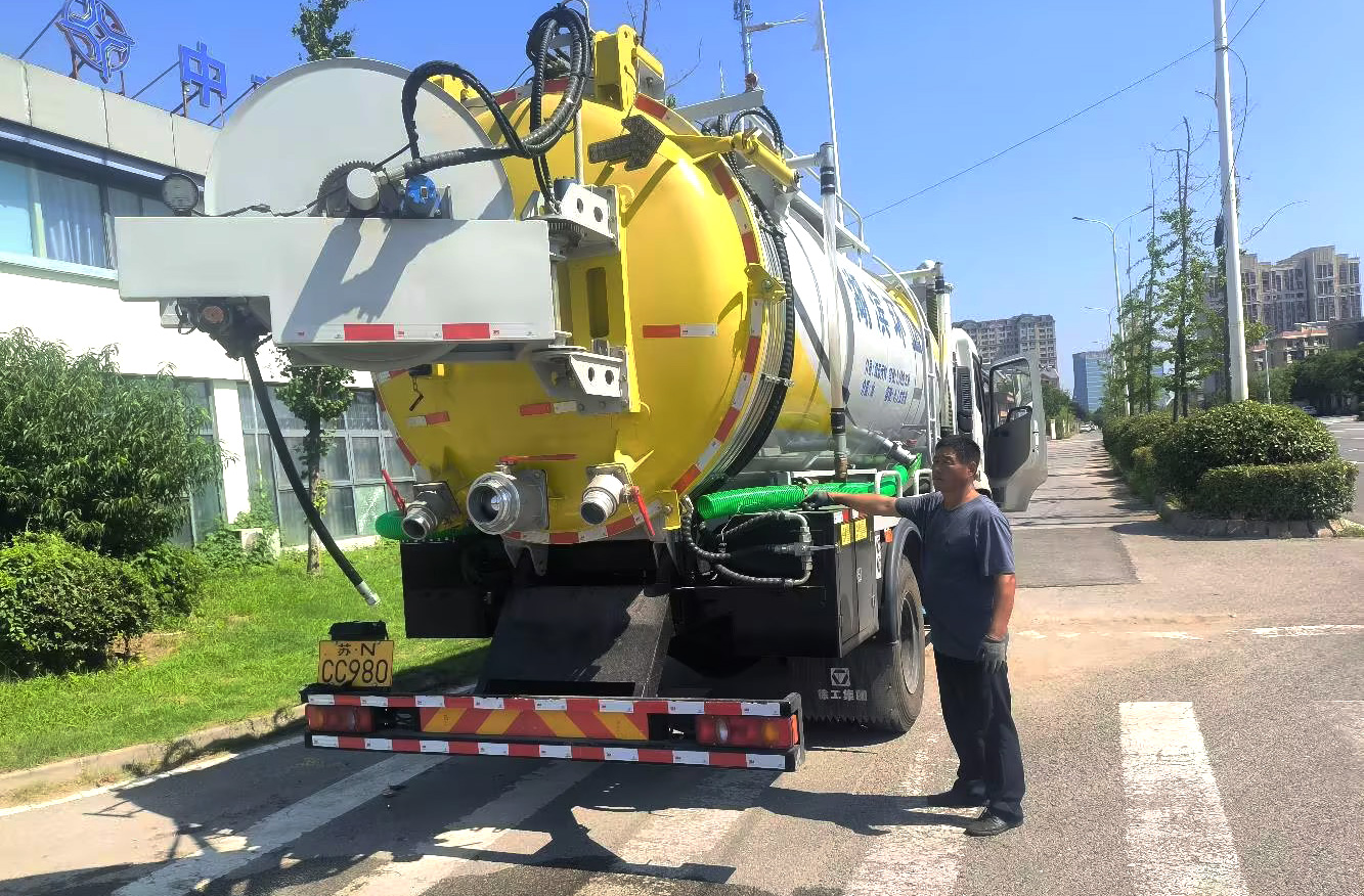 华体会·官方版网站登录入口吸污车保障江苏宿迁城市管网安全高效运行