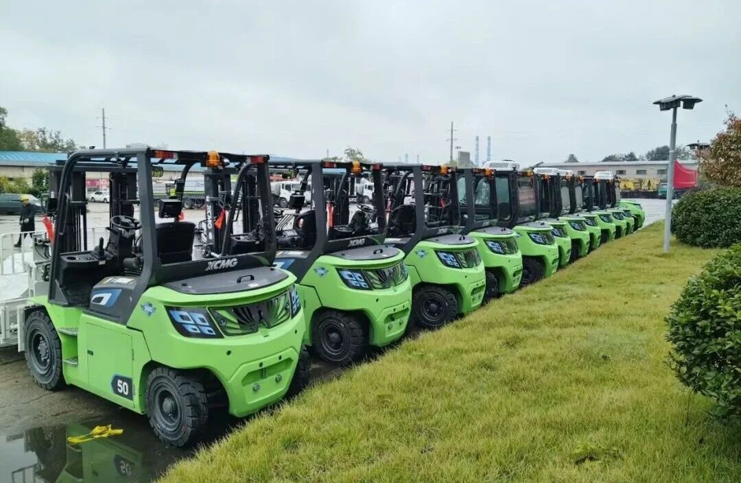 华体会·官方版网站登录入口孔雀大吨位叉车，“上岗”湖南钢铁厂